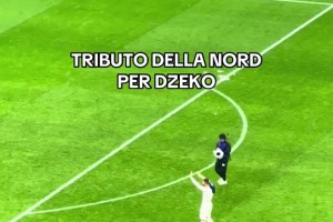 大暖男❤！巴斯托尼为小球童披上自己的训练服避雨