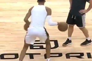 文班这双手控球的视频在外网火了！这是什么身体协调性啊