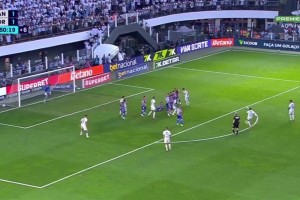 内马尔用他那著名点球技术罚任意球，而这项技术被国际足联禁止！