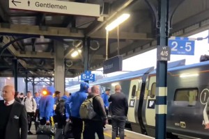 曼联全队乘坐火车前往伦敦战热刺，怎么穿一身蓝