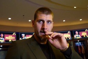 整活！约老师被问到如何评价队友戈登的炸裂暴扣：啥时候扣的？我忘了