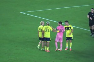 惹怒球王的后果！对手和梅西起争执，后果就是被梅西穿裆两次