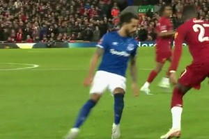 过山车！麦迪逊和曼联球迷一起看比赛，两个人的反应太真实了！