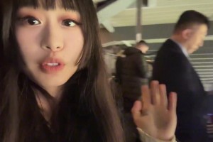 甲亢哥每次出门都有美女相伴……这次和四位女团小姐姐共舞