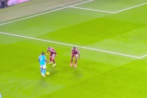 这下也太快了！球迷实拍多库轻松过掉布拉德利+赫拉芬贝赫两人