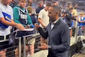 被解雇了！独行侠经理Nico此前给球迷签名，偏偏漏掉了身穿东契奇球衣的那位