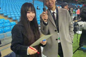 詹俊也是好起来了能帮大老师撑伞，俊哥这套英伦风的行头太对味儿