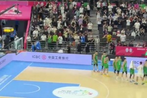 广东拿下全运男篮金牌后，杜锋相当开心，和场边众人握手交谈