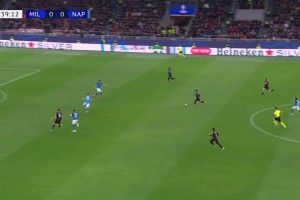 当本纳塞尔攻破那不勒斯球门后，圣西罗球场沸腾了