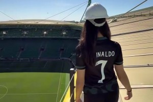 梦开始的地方！网红参观葡萄牙体育球场并做出经典的C罗庆祝！