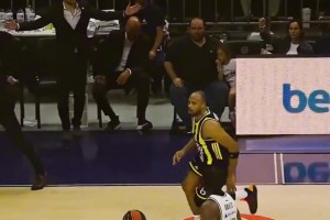 FIBA国际赛场这臂展恐怖！来给这摸头杀扣篮起个名字吧！