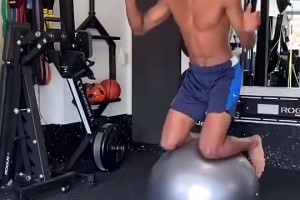 MVP不是白来的！亚历山大做的这个平衡训练，没几个人能完成吧