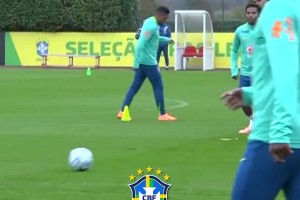 安切洛蒂正在密切监督巴西队的控球训练，一堆皇马老熟人~