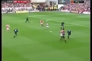 基恩梅开二度，帮助曼联在海布里球场取得胜利