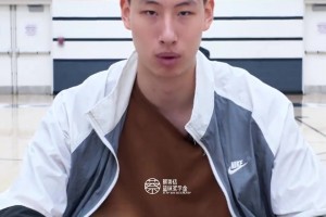 场边细节：邵佳一本来在奋笔疾书记下球员特点，越看越不想记了