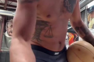 这是真没把咱当外人！戈登身穿一条内裤展现霸气身材！