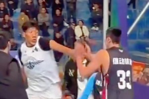 中国好队友！队友被肘击 有事他真上！挥拳就要干架！