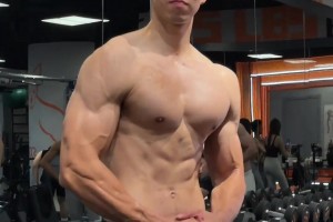 好家伙，曹岩这身肌肉练得有点炸裂啊