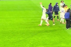 有情有义！实拍：巴雷拉把哲科推向北看台单独接受致敬