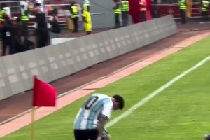 卧槽！主罚角球险些闪了梅西的老腰