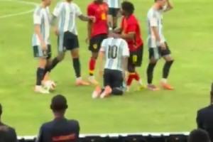 梅西遭对手粗野犯规！罗梅罗冲过来准备干架保护梅西