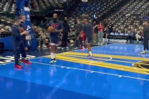 这一幕谁的青春！36岁的哈登给40岁的保罗传了个空接暴扣！