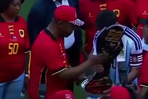 足以写进传记的情节！安哥拉总统赛前亲自赠予梅西纪念奖杯和球衣