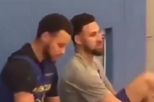 进口货就是不一样！名场面：库里拿着克莱的球鞋仔细研究！