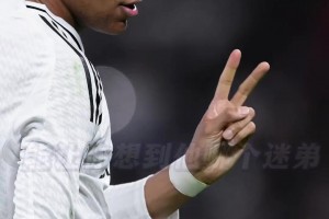 基本功太扎实了！40岁身材发福的鲁尼在活动中依旧能上演倒钩破门