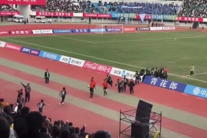 卧槽！9人凉山3-3遭乐山绝平，赛后凉山球员飞踹裁判