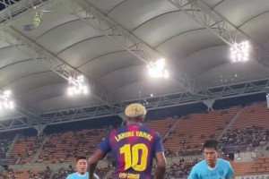 这个角度有点幻视小罗！现场直拍：角球线附近看亚马尔的突破！