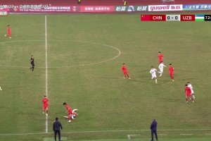 是点球吗？杨希禁区倒地，裁判没有吹罚点球