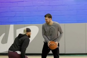 东契奇和业余球手单挑会是怎样的画面？那真跟打小孩一样