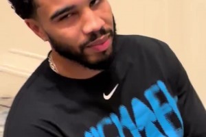 背后必有汉人指点塔图姆竟然还玩起了球鞋转场~