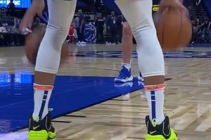 王大雷守了一辈子的门，没想到被门夹了~！还被闪光灯怼着脸！