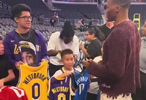 威少为球迷签名避开湖人球衣，穿湖人外套球迷被略过